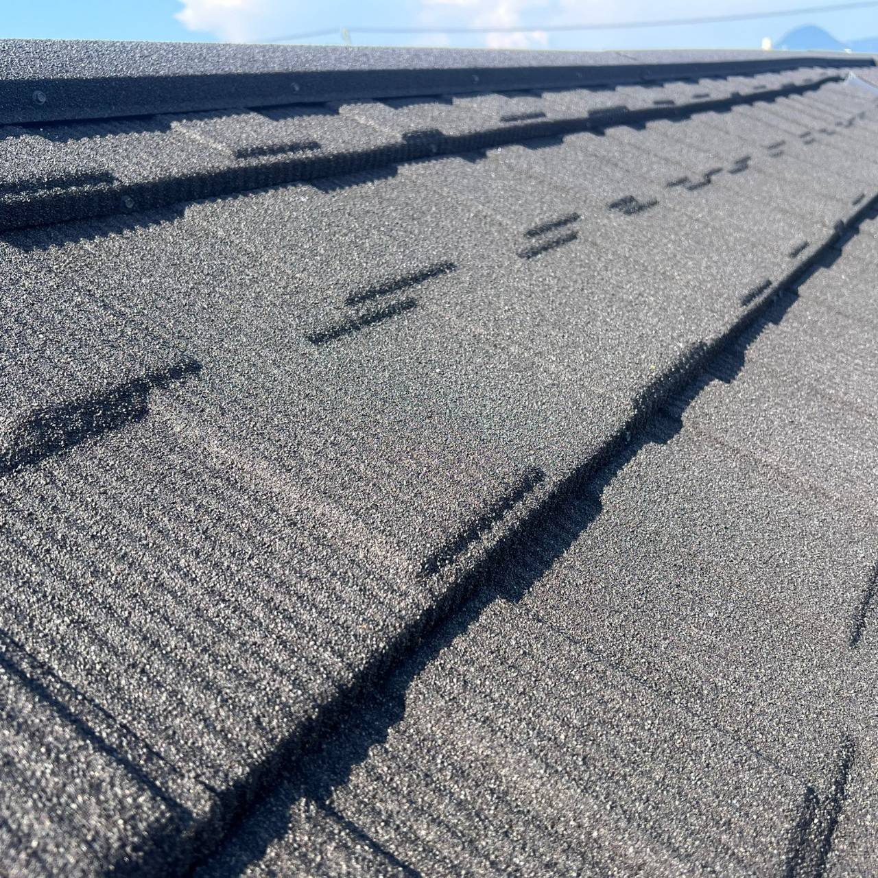 ジンカリウム鋼板の表面 石粒付き金属屋根材の構造