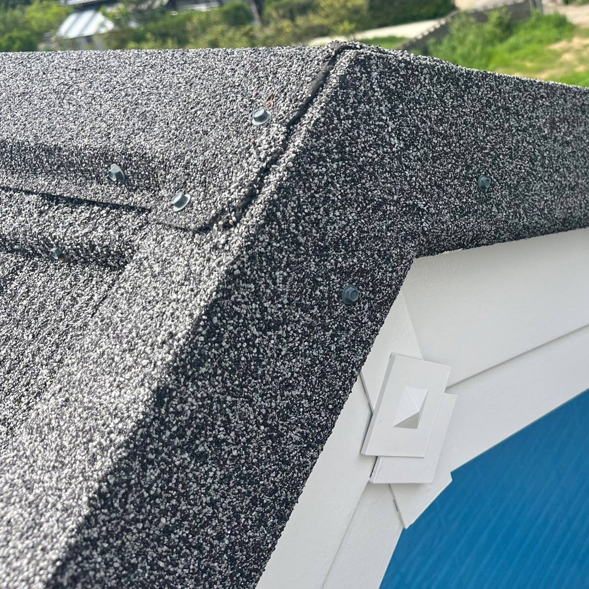 ジンカリウム鋼板の表面 石粒付き金属屋根材の構造