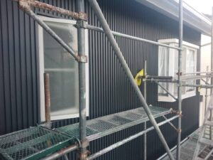 劣化による外壁カバー雨漏り補修工事の施工例