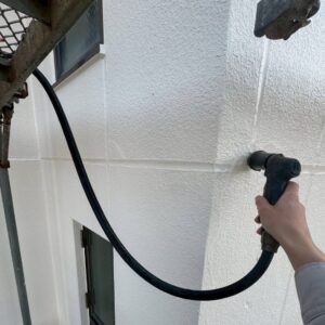 外壁へ雨水が流れる住宅構造|散水調査風景