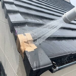 外壁塗装・屋根塗装・雨漏りの現地診断を行う専門スタッフ|散水調査