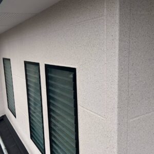 水性高意匠光輝性フレーク塗材の多層構造と立体感のある外壁仕上がり事例