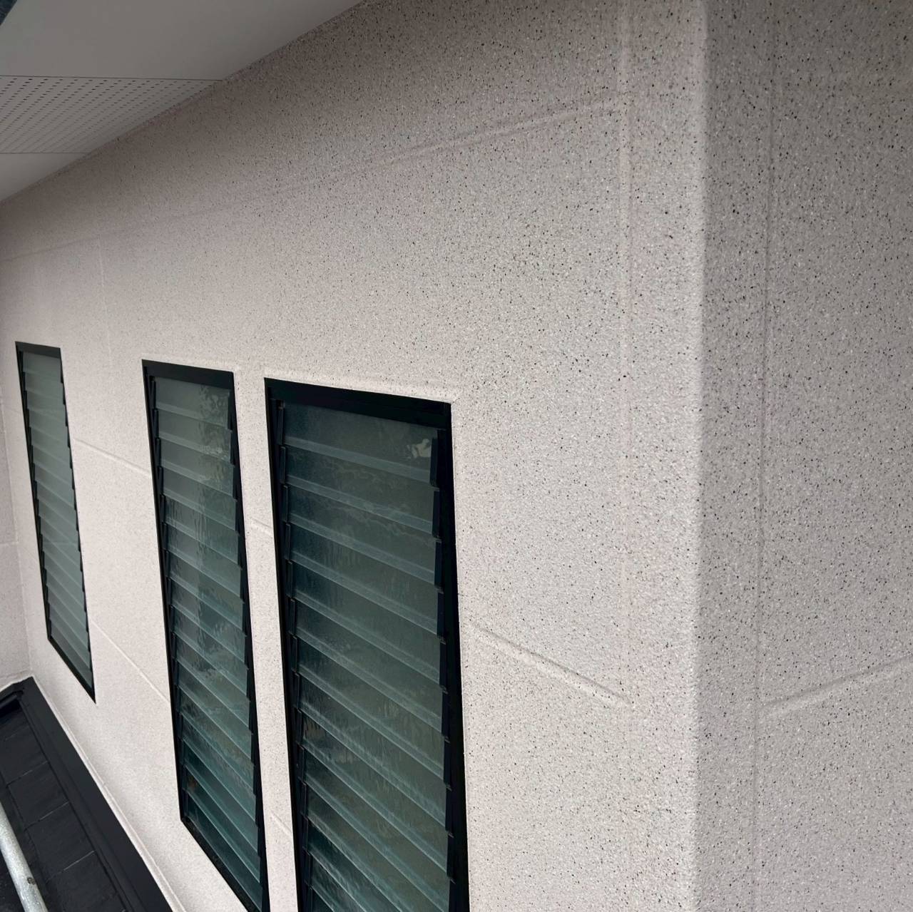 水性高意匠光輝性フレーク塗材の多層構造と立体感のある外壁仕上がり事例