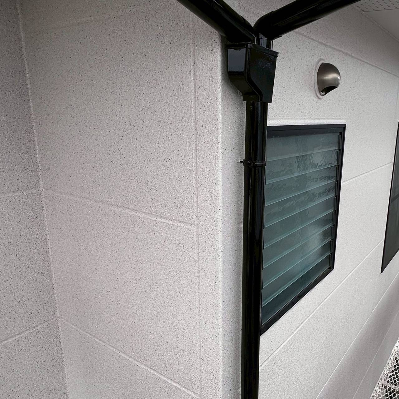 水性高意匠光輝性フレーク塗材の多層構造と立体感のある外壁仕上がり施工事例