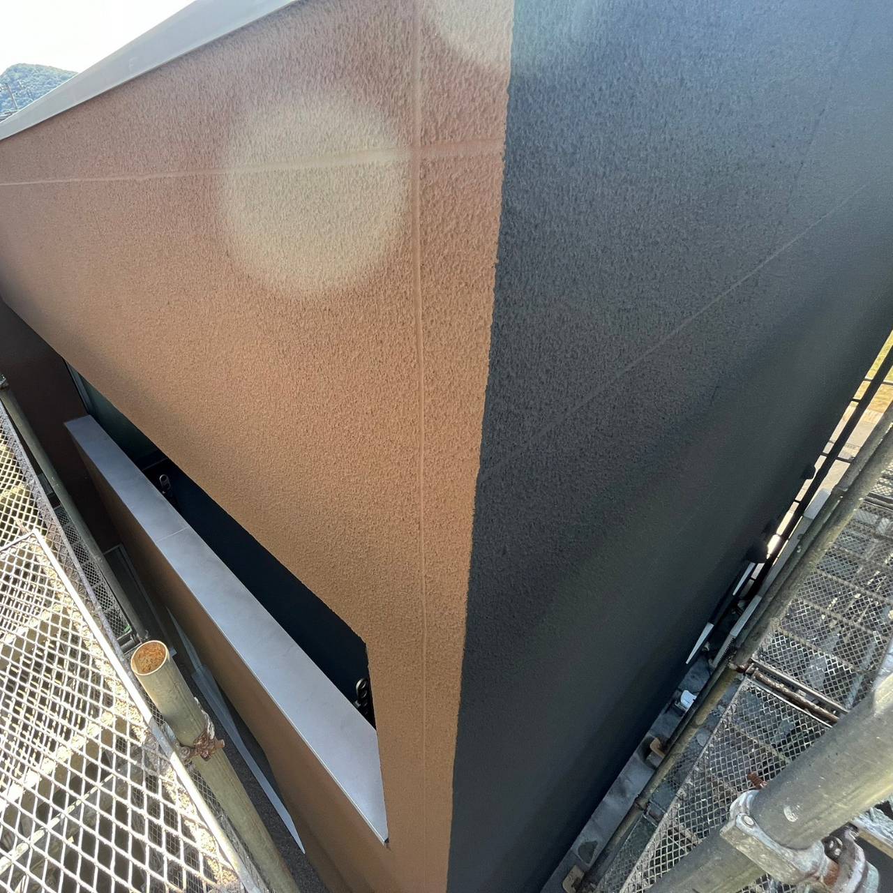 インディフレッシュセラとは？砂壁状意匠塗材改修用シリコン系つや消し塗料外壁に使用