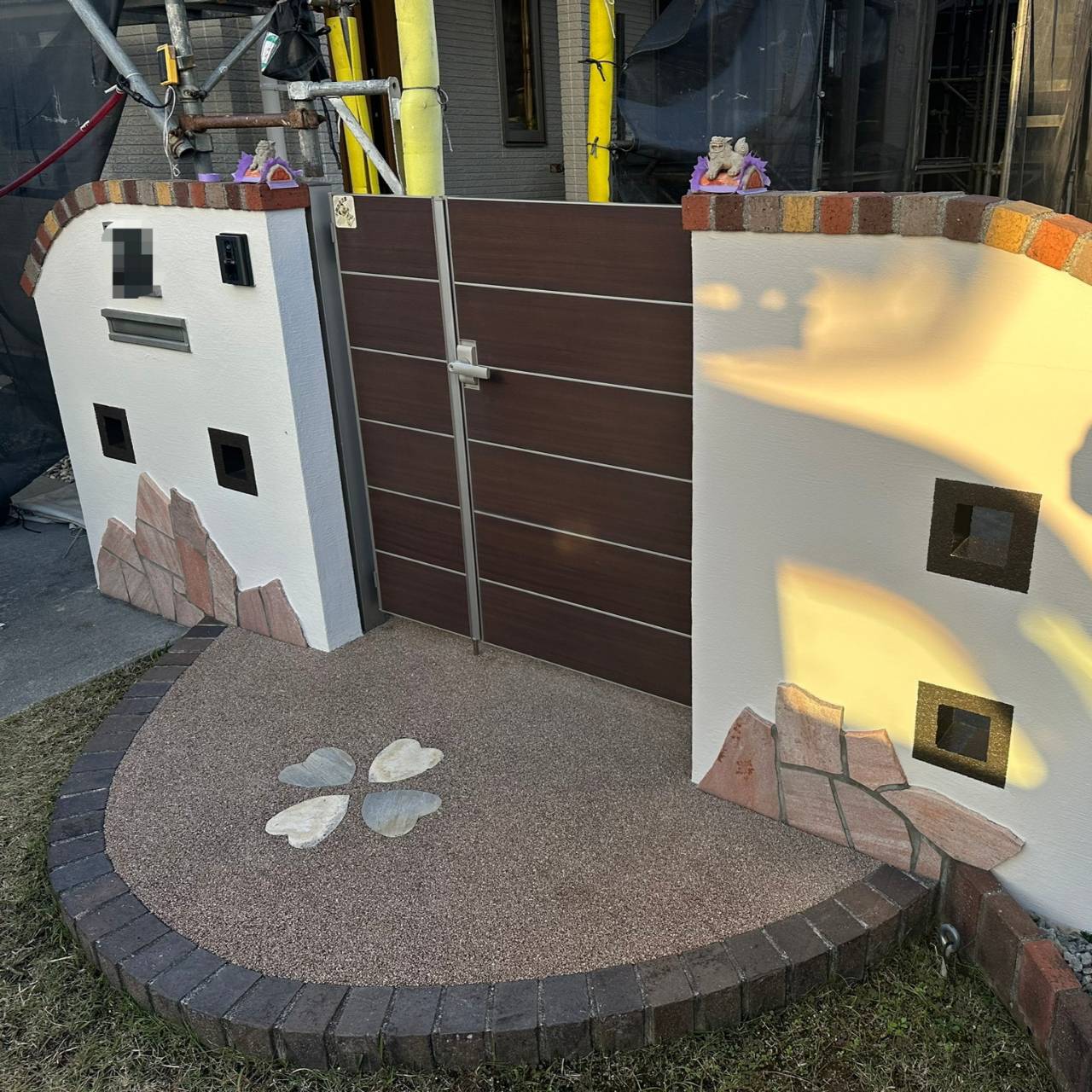 インディフレッシュセラとは？砂壁状意匠塗材改修用シリコン系つや消し塗料外塀に使用