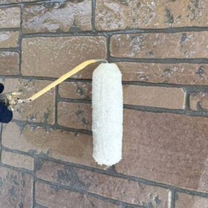 紫外線対策に優れたシリコングレードのクリヤー塗料UVプロテクトクリヤー外壁塗装施工中の外壁