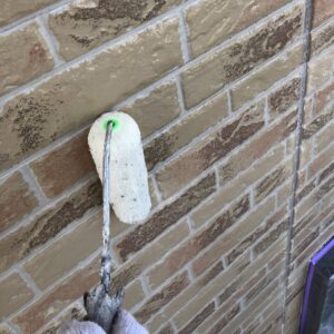 フッ素グレードの高耐候クリヤー塗料UVプロテクト4Fクリヤー外壁塗装施工中の外壁