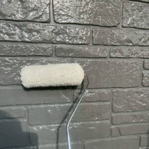 外壁塗装3回塗り完了後に施工する透明な保護コーティングの塗装工事工程の風景