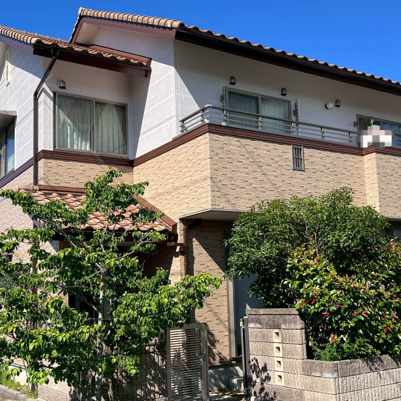 タイル調塗装でおしゃれに仕上げた外壁温かみのある落ち着いた外観