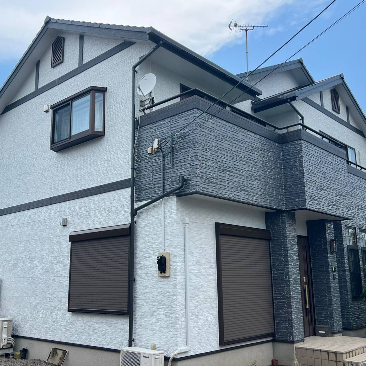 タイル調塗装でおしゃれに仕上げた外壁モダンで洗練された印象