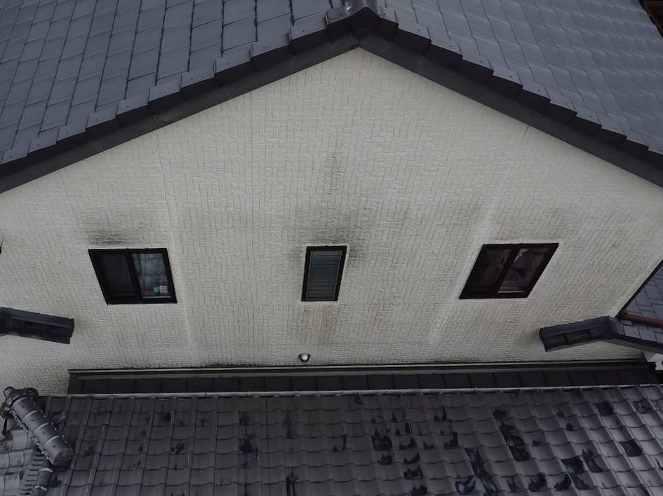 ドローンで撮影した屋根・外壁の劣化箇所の例