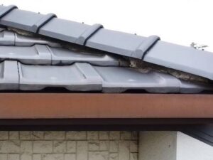 ドローン点検で確認した瓦屋根の漆喰の剥がれ