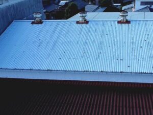 住宅の屋根や外壁をドローンで点検している様子