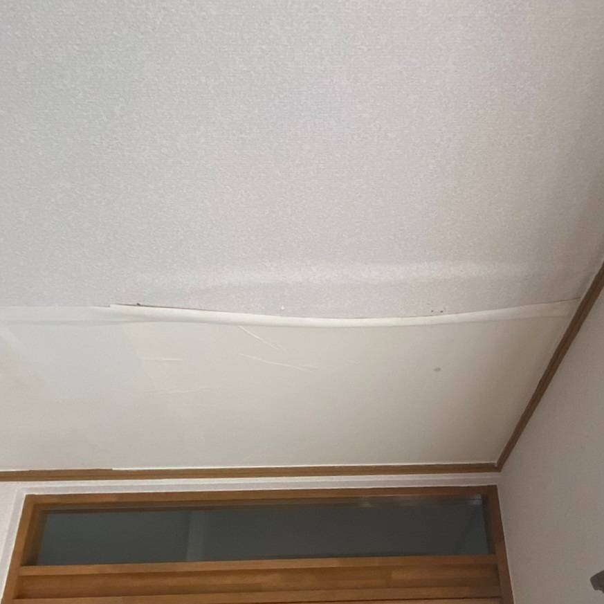 雨漏りによる壁紙の浮き