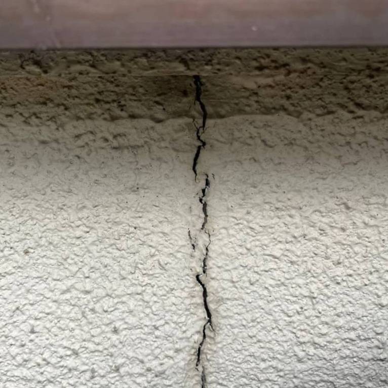 外壁の細かなクラックによる雨漏りリスク