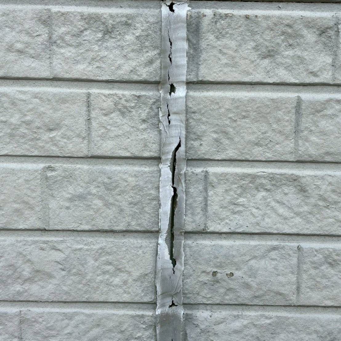 劣化したコーキングの隙間