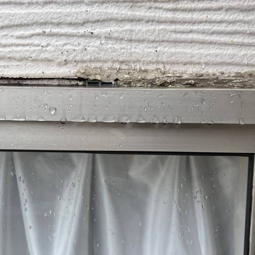 雨漏りを放置したことで腐食した外壁材