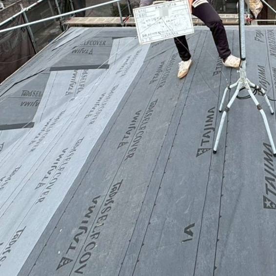 愛媛県で施工した屋根カバー工法の防水シート施工工程