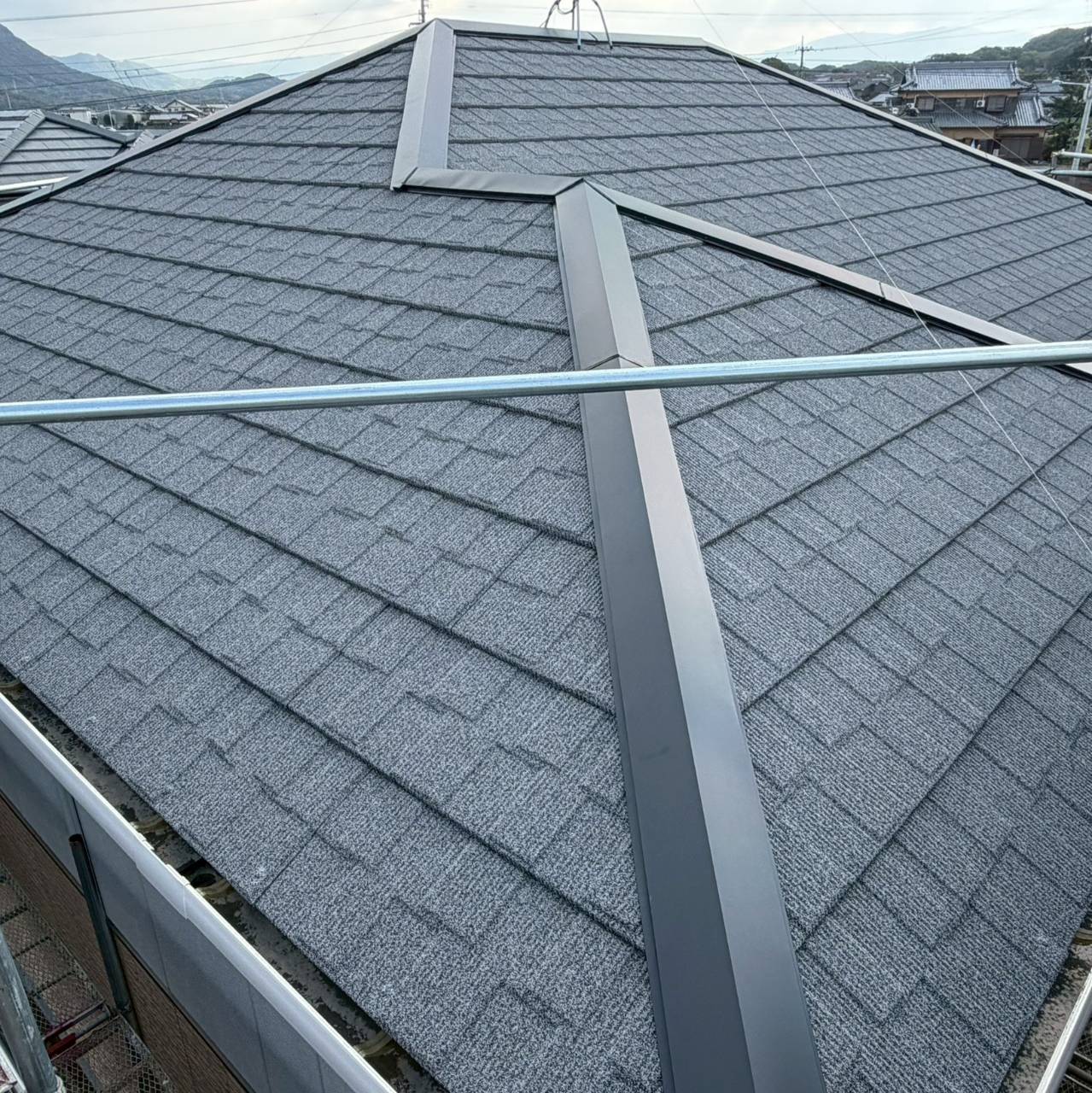 愛媛県で施工した屋根カバー工法の最終検査確認の様子