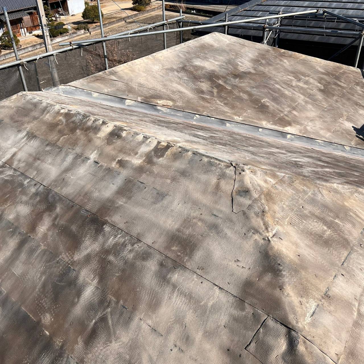 香川県三豊市で実施した防災瓦イーグルエクサ葺き替え工事の既存瓦撤去工程