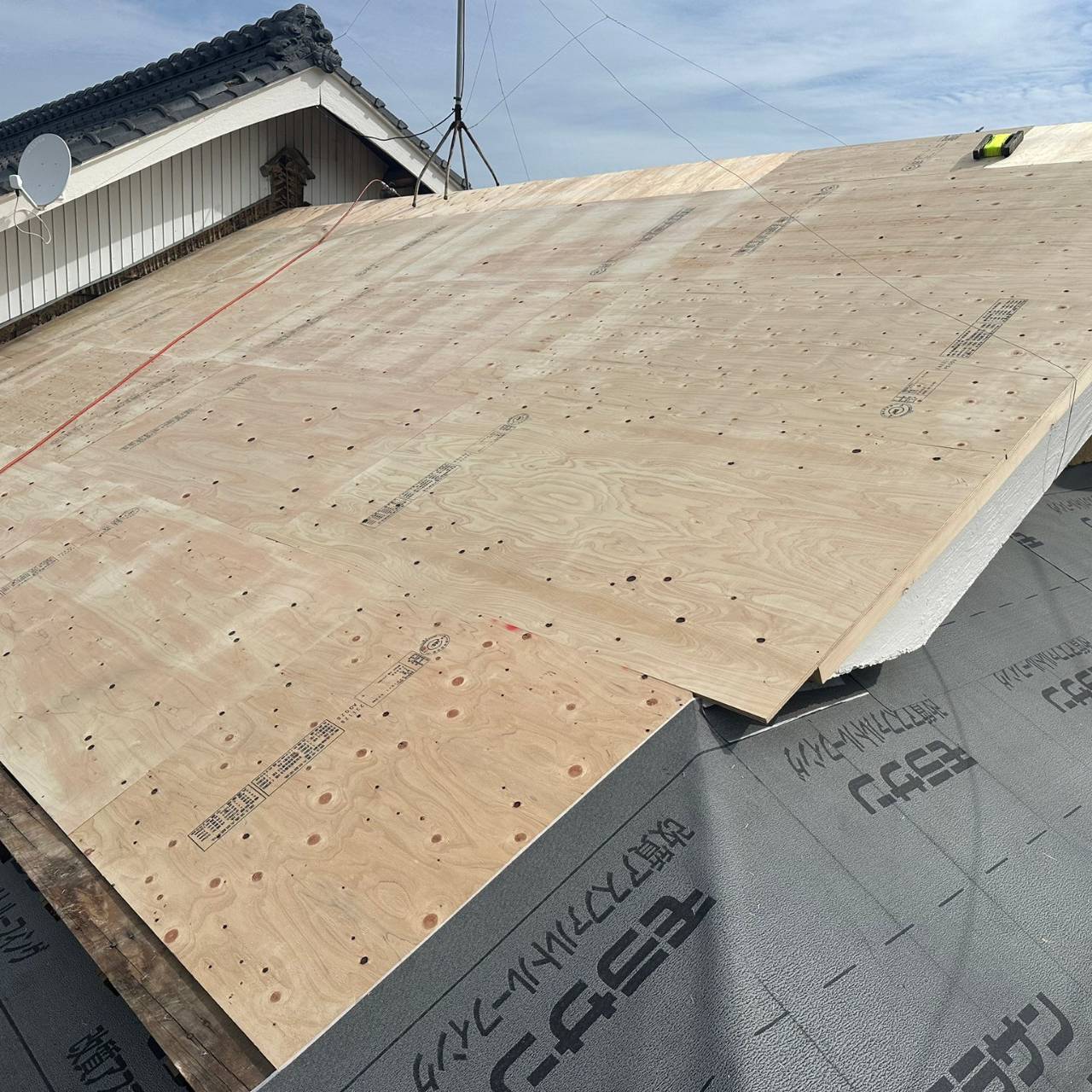 香川県綾歌郡で実施した瓦屋根葺き替え工事の野地板構造補強作業