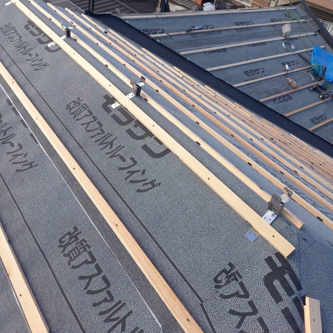 香川県仲多度郡で施工した瓦屋根葺き替えの桟木ビス固定作業