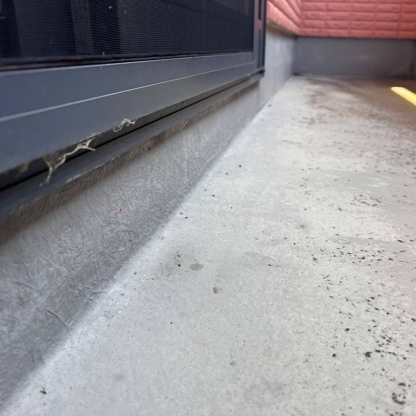 香川県高松市のベランダFRP防水 トップコートひび割れ劣化による雨漏り原因事例