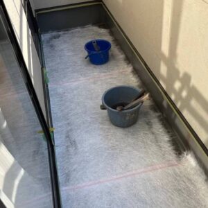 香川県高松市のベランダFRP再防水工事 ガラスマット敷設とポリエステル樹脂塗布工程