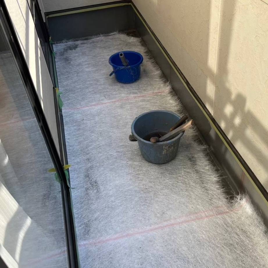 香川県高松市のベランダFRP再防水工事 ガラスマット敷設とポリエステル樹脂塗布工程