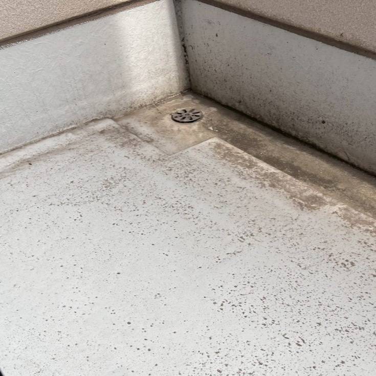 愛媛県四国中央市のベランダFRP防水 排水口ドレン周辺の劣化による雨漏り原因箇所