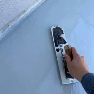 愛媛県四国中央市のウレタン密着防水X-2工法 防水材塗り重ね工程