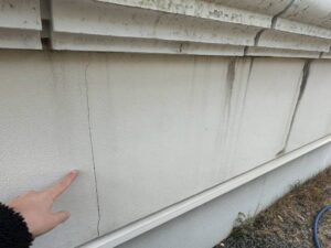 外壁に発生した細かいひび割れ