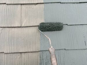 屋根塗装工事中の職人作業