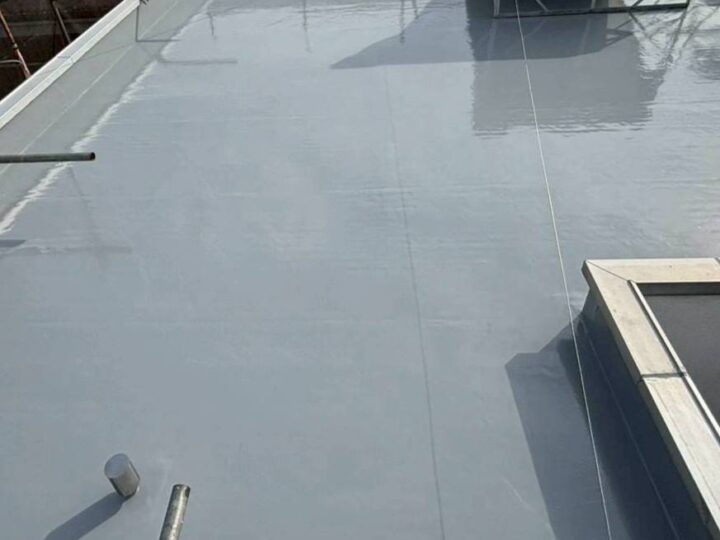 屋上防水工事の施工風景FRP防水・ウレタン防水(X-2・X-1工法)の違い