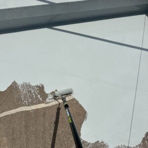 ウレタン密着防水（X-2工法）施工中の様子