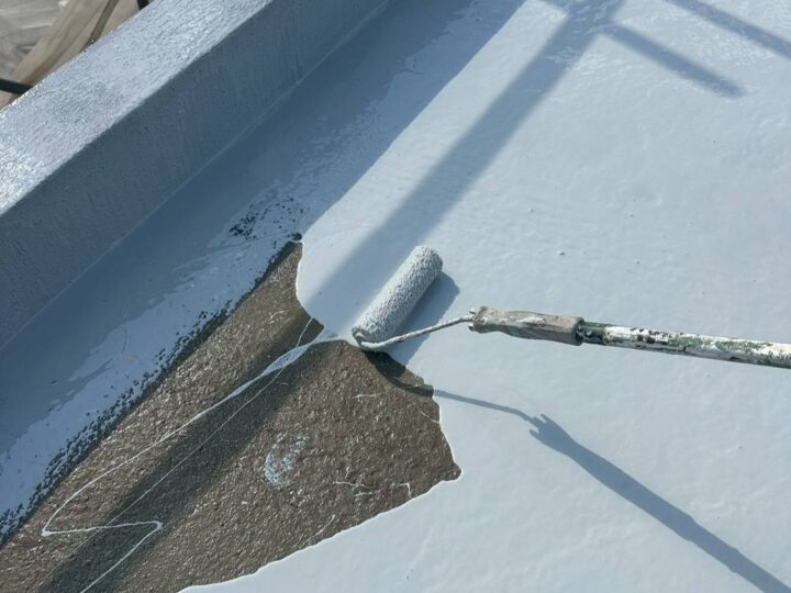 香川県小豆郡の屋上ウレタン密着防水X-2工法 防水材塗布工程の施工事例