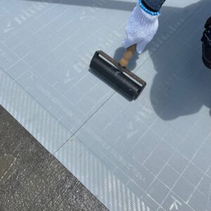 ウレタン防水通気緩衝工法（X-1）の施工工程｜香川県坂出市② 通気緩衝シート敷設（シート貼り）