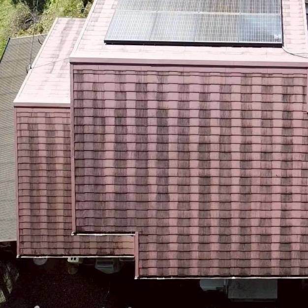 塗膜が劣化した化粧スレート屋根　色あせと防水性能低下の状態