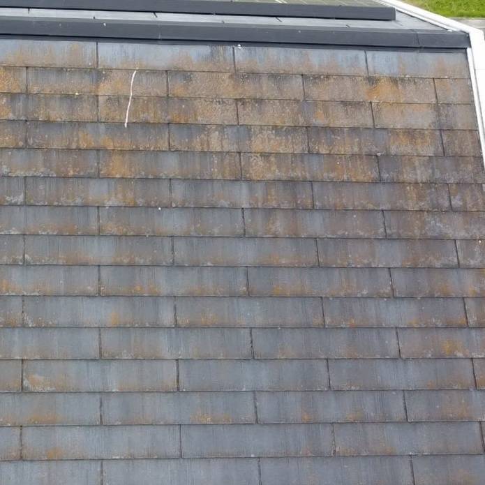 塗膜が劣化した化粧スレート屋根 色あせと防水性能低下の状態