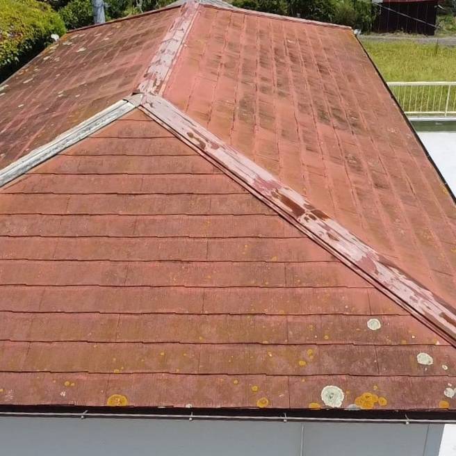 化粧スレート屋根のチョーキング現象塗膜劣化による防水性低下・苔や藻が発生した化粧スレート屋根湿気による劣化症状