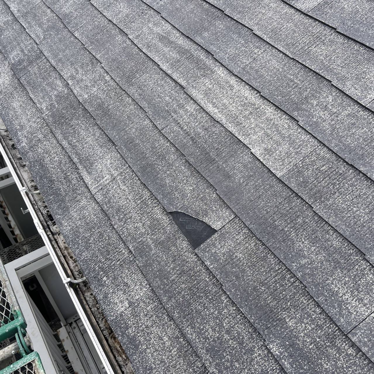 割れが発生した化粧スレート屋根 塗装では対応できない可能性のある劣化