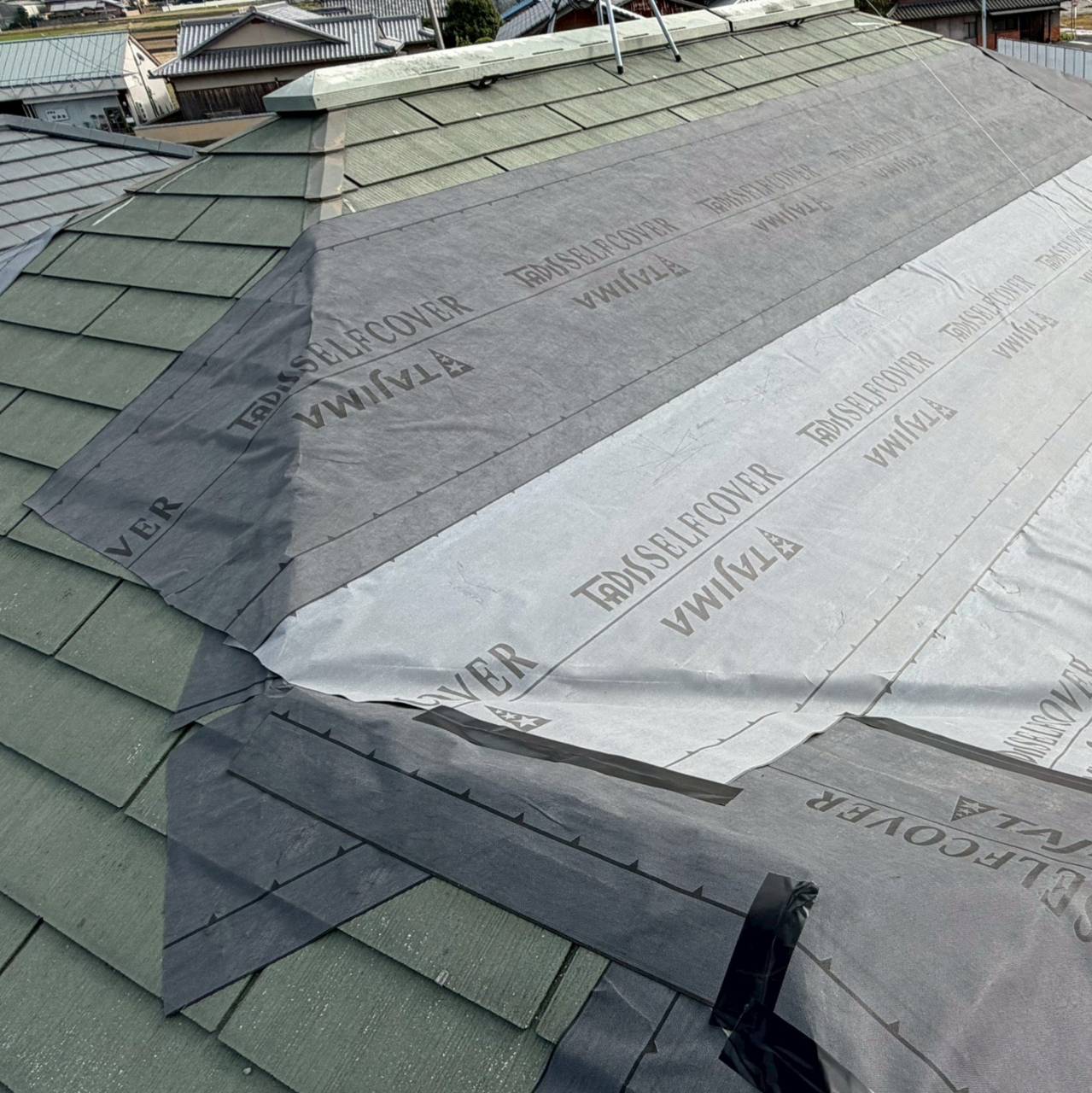 化粧スレート屋根のカバー工法施工例　下地状態を確認したうえで判断し施工