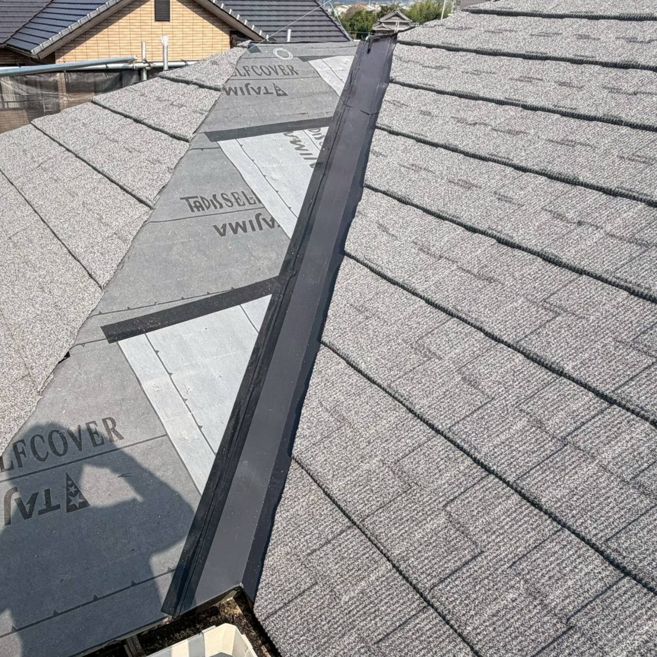 化粧スレート屋根のカバー工法施工例 下地状態を確認したうえで判断し施工