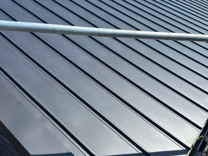 ガルバ屋根の住宅外観｜ガルバリウム鋼板屋根リフォーム