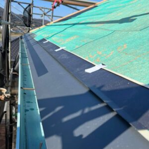 軽量なガルバリウム鋼板屋根｜耐震性に優れた屋根材｜カバールーフ工事中