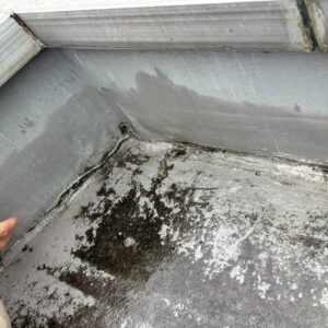 雨漏り前兆のサイン｜防水シートの破れ・剥がれ
