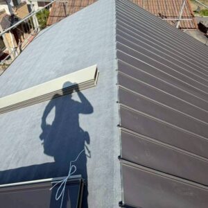 ガルバリウム鋼板による屋根カバー工法施工中の現場