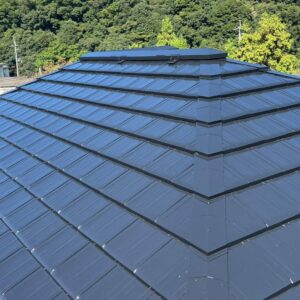 釉薬でコーティングされた陶器瓦の表面　施工後