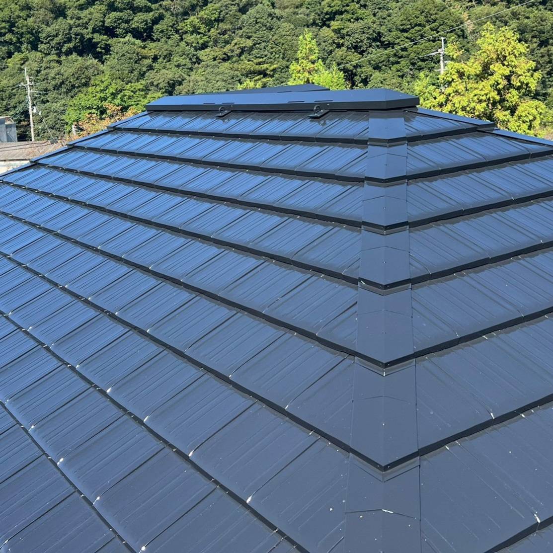 釉薬でコーティングされた陶器瓦の表面　施工後